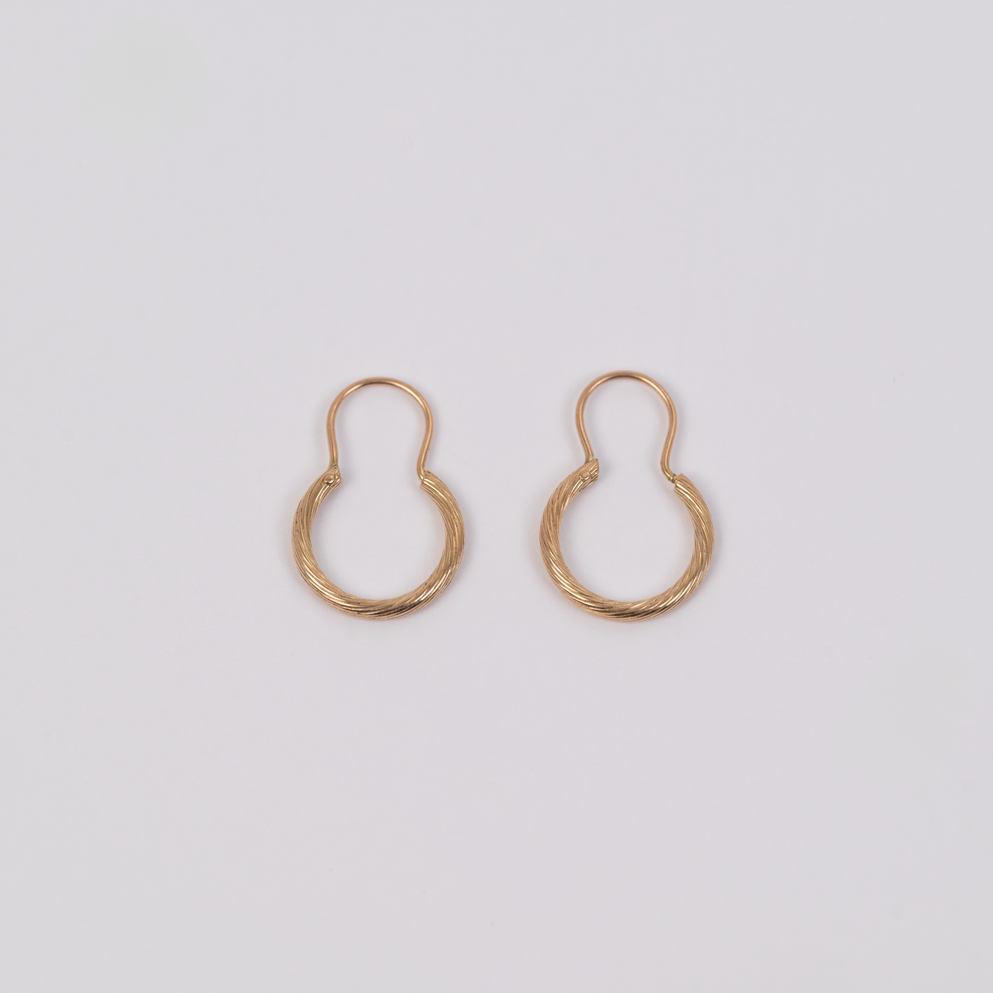 Aros Tubo Facetado con gancho 18K