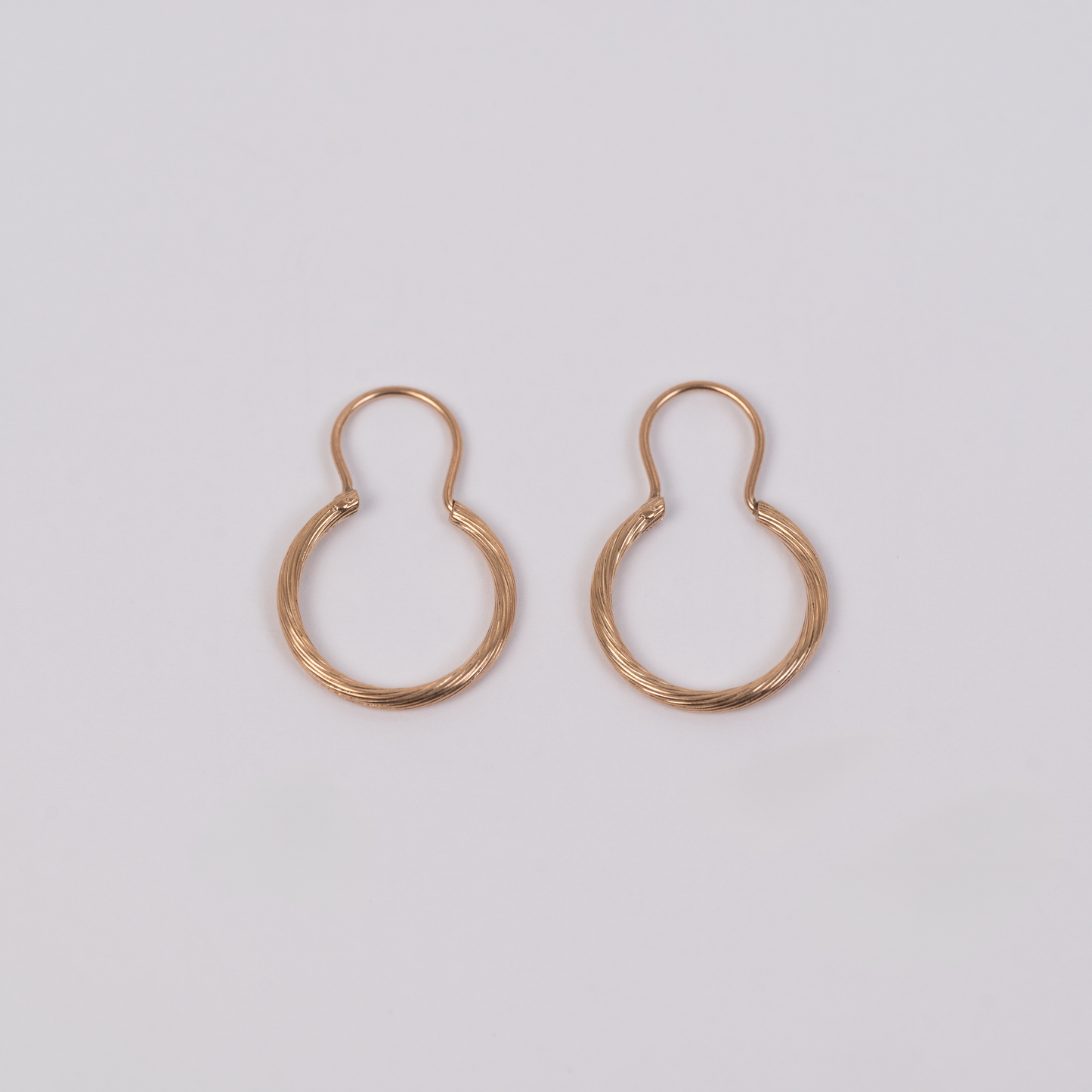 Aros Tubo Facetado con gancho 18K