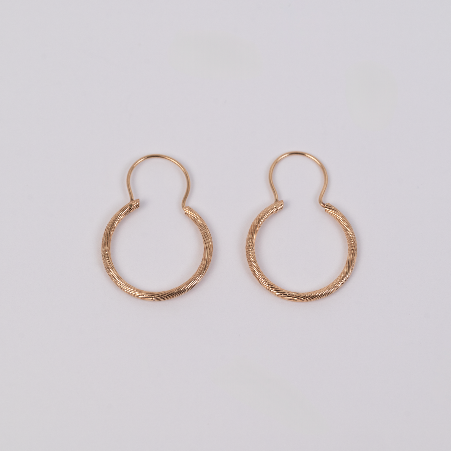 Aros Tubo Facetado con gancho 18K