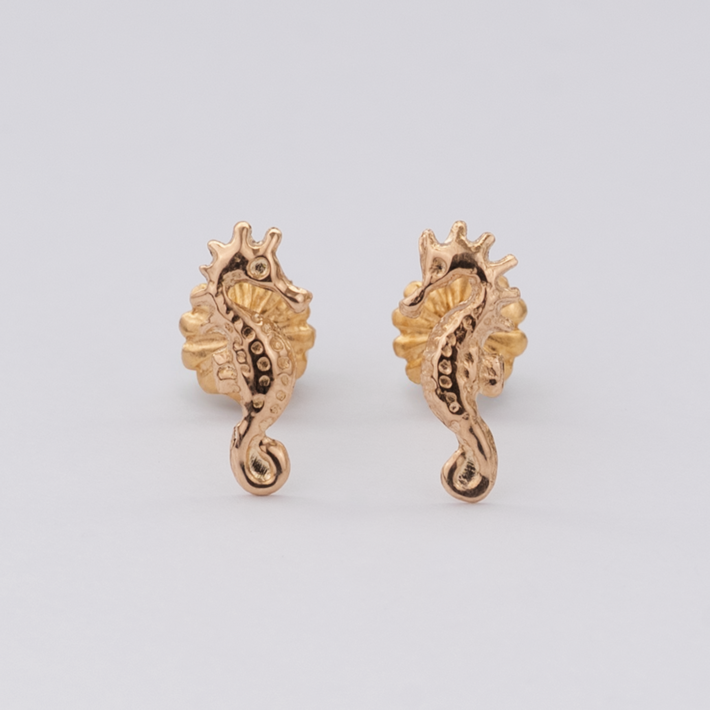 Aros Caballito de Mar Oro Rosado 18K