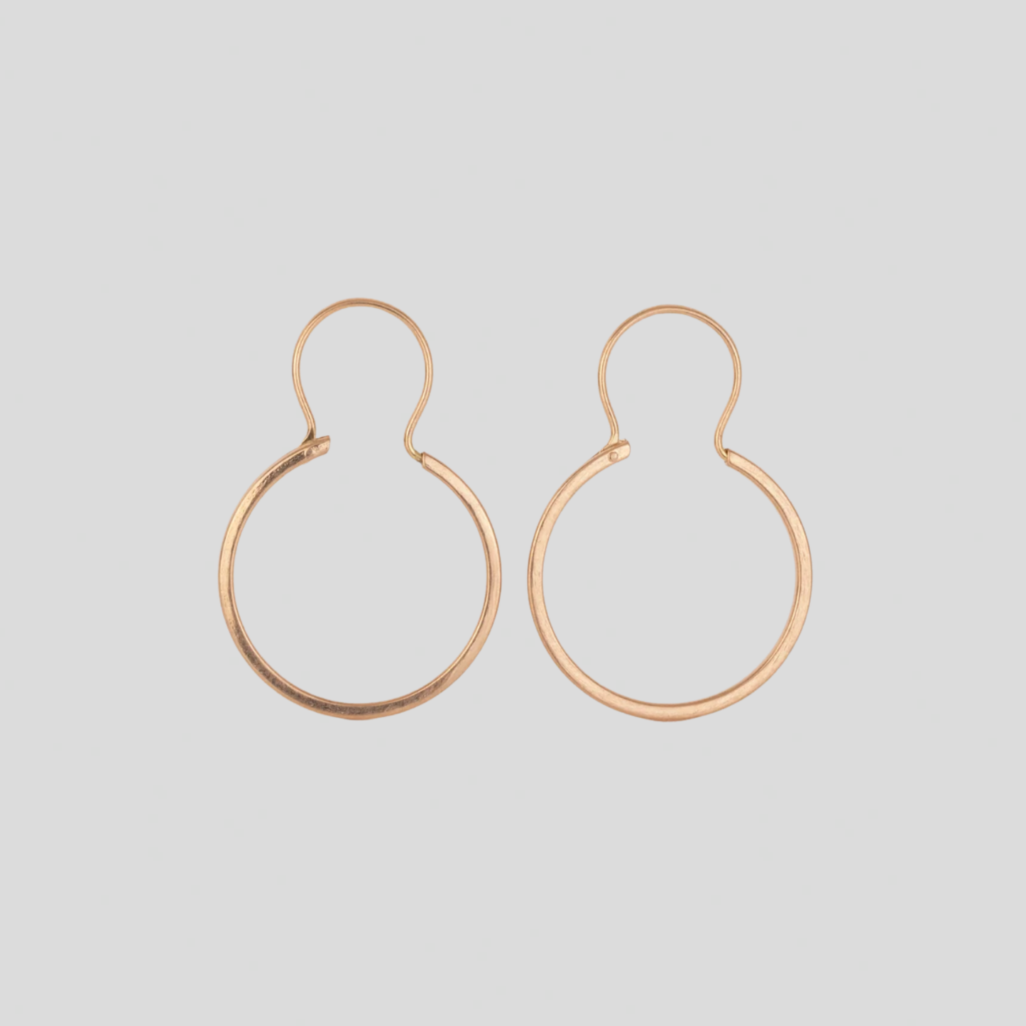 Aros Tubo planos con gancho Oro 18K